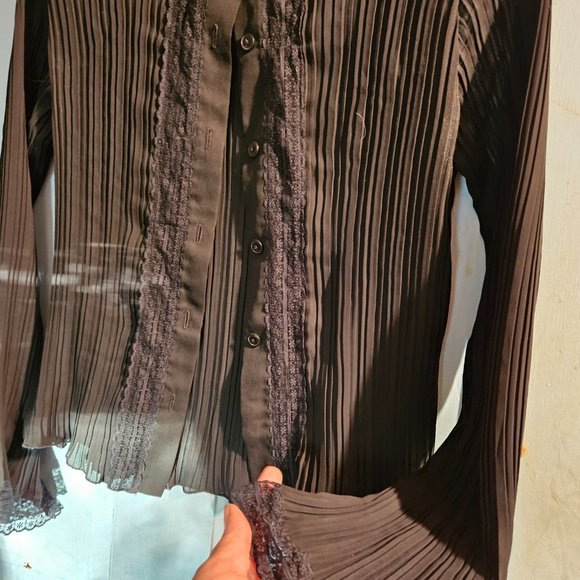 Women's Vintage Lace blouse - Picture 2 of 5